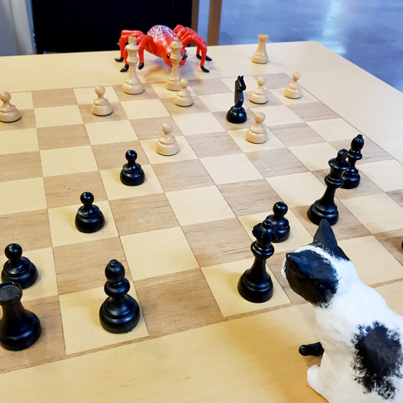 Katten och Spindeln spelar schack.