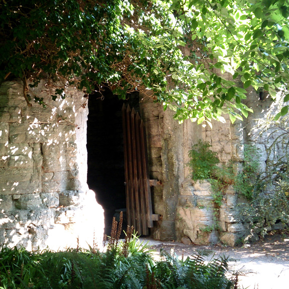 En öppen dörr in i en borg.