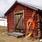 Ett rött båtskjul.