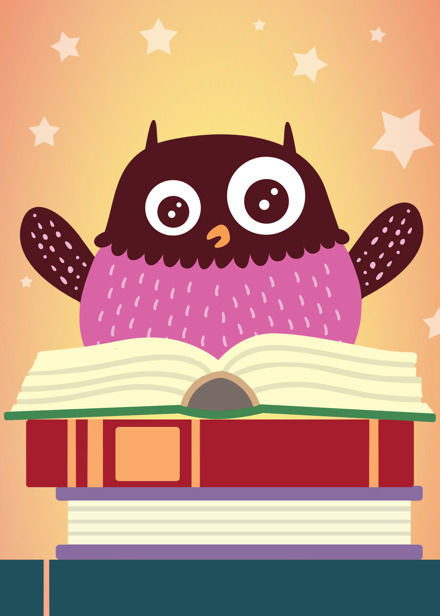 Polaruggla som står på en hög med böcker.