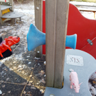 Spindeln och Grisen på en lekplats.