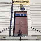 Katten framför Piteås museum.