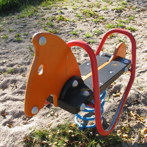 En gunghäst på en lekpark.