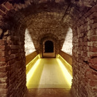 En upplyst slottsgång.