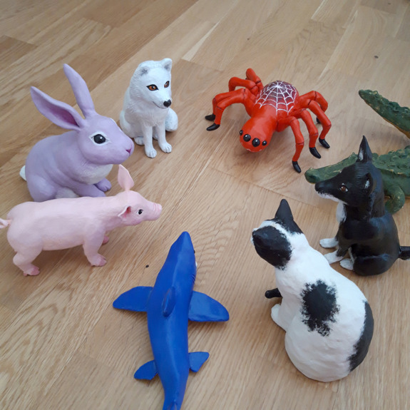 Grisen, kaninen, fjällräven, spindeln, krokodilen, hunden, katten och hajen står i en cirkel.