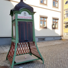 Grisen i en telefonkiosk.